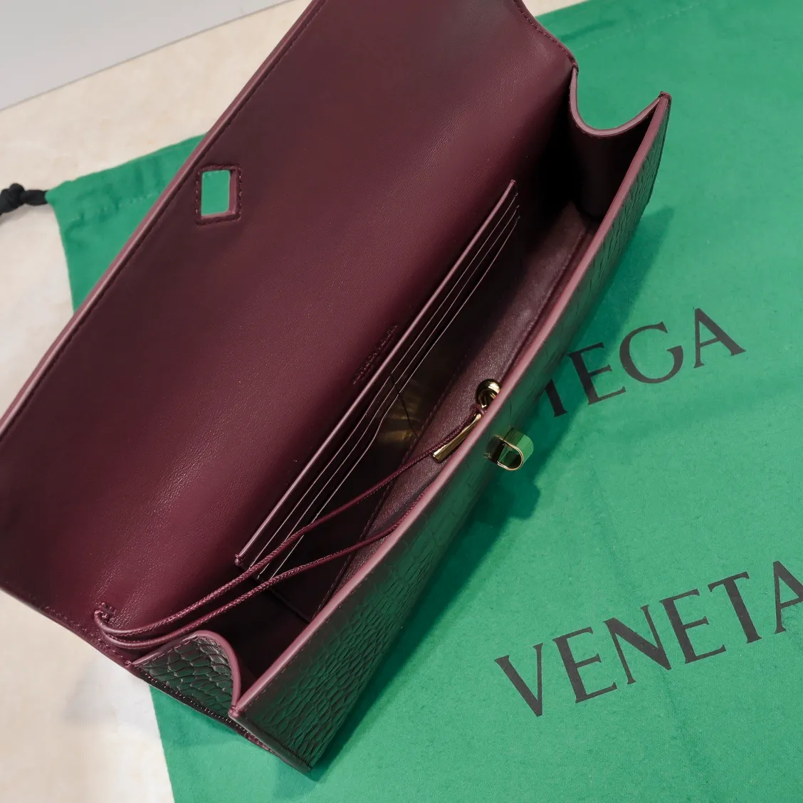 Batch 1420 Bottega Veneta Fall in love with Andiamo at first sight, new design, natural Nile rare leather crocodile pattern complex handbag, a model handbag for women, no need for color cover, no emotional camouflage, immersive depth and excitement, the classic element KNOT knot is inspired, modernist aesthetics and jewelry field craftsmanship reinterpret the knot element, bringing a clutch full of modern texture and elegant and quiet lady spirit. Style number: 1511 Size: 31*13*3cm